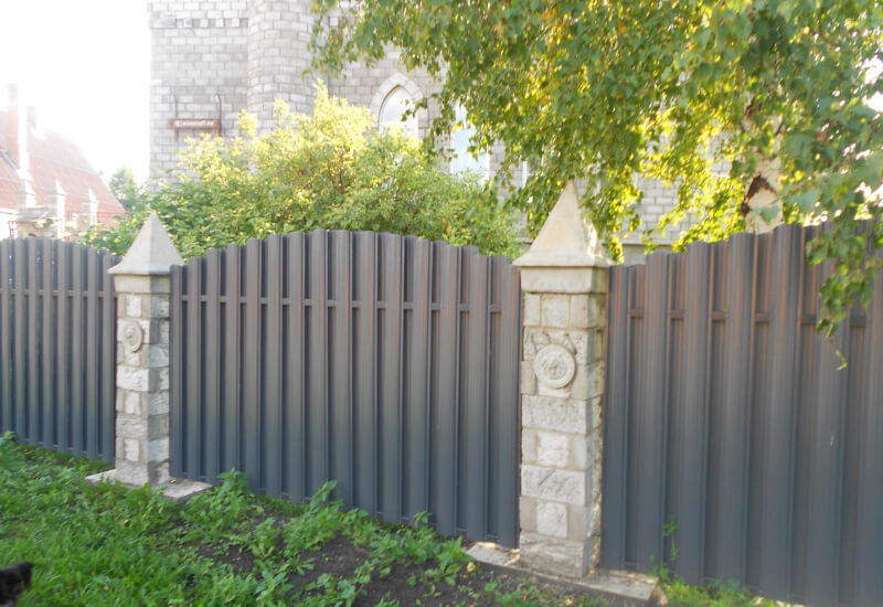  Забор из евроштакетника серого со светлыми столбами Темиртау фото 2