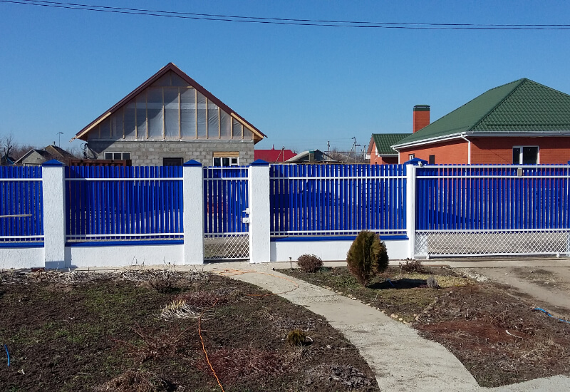 Забор из металлоштакетника синего с белыми столбами в Темиртау фото 2