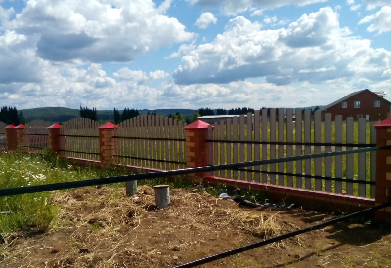 Забор из евроштакетника RAL3003 рубин, секция горкой в Темиртау фото 1