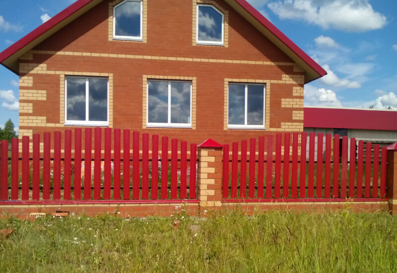 Забор из металлоштакетника цвета рубин с кирпичными столбами в Темиртау фото 2